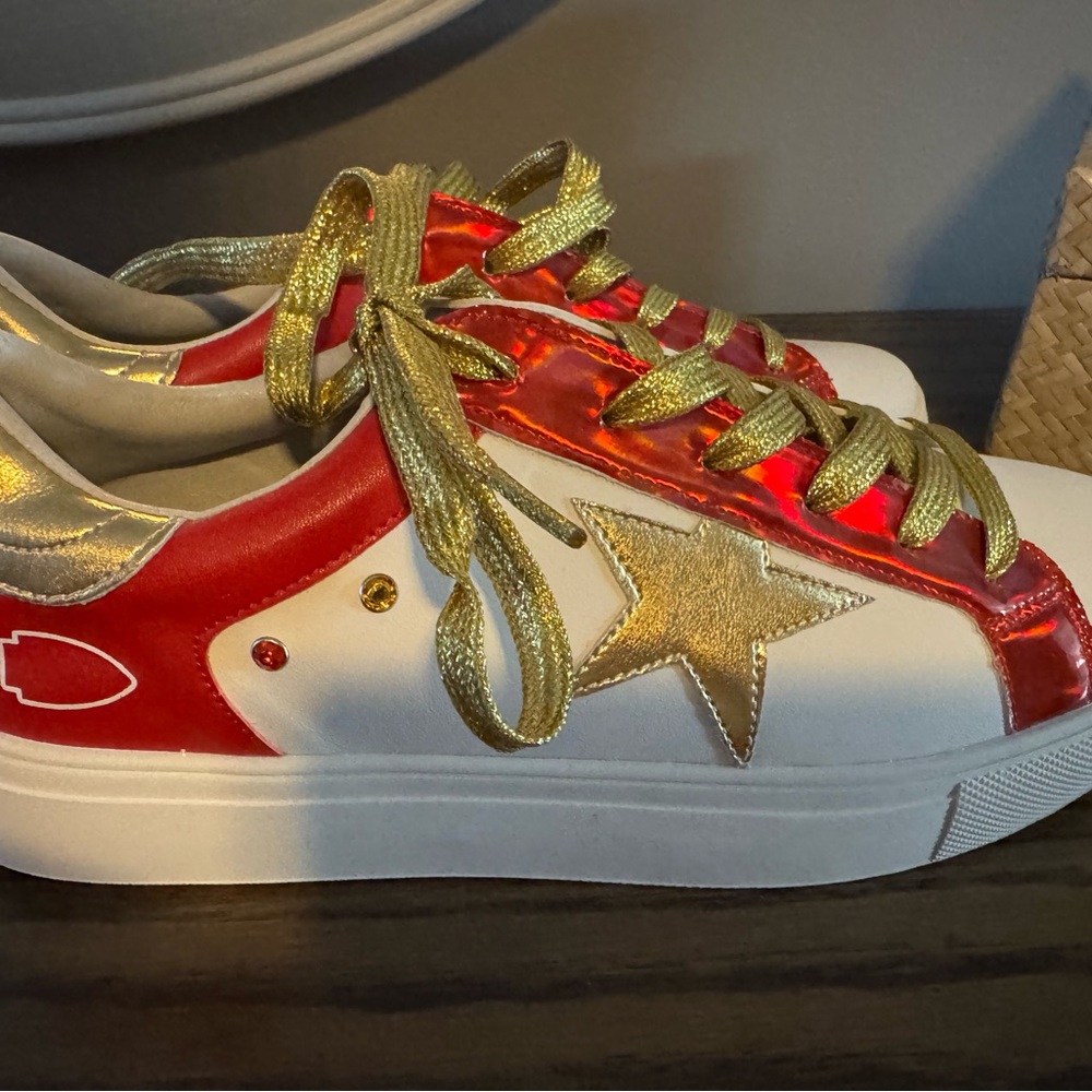 Kansas City Chiefs Stylish Women's Sneakers with Gold and Red Accents - Picture 4 of 5